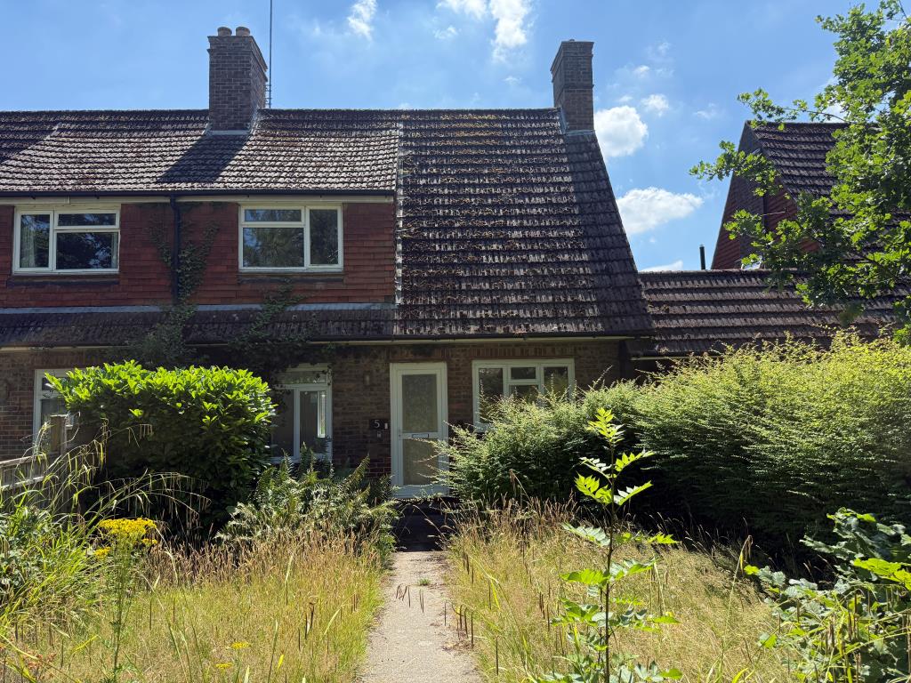 Lot: 170 - SEMI-DETACHED HOUSE IN NEED OF UPDATING -